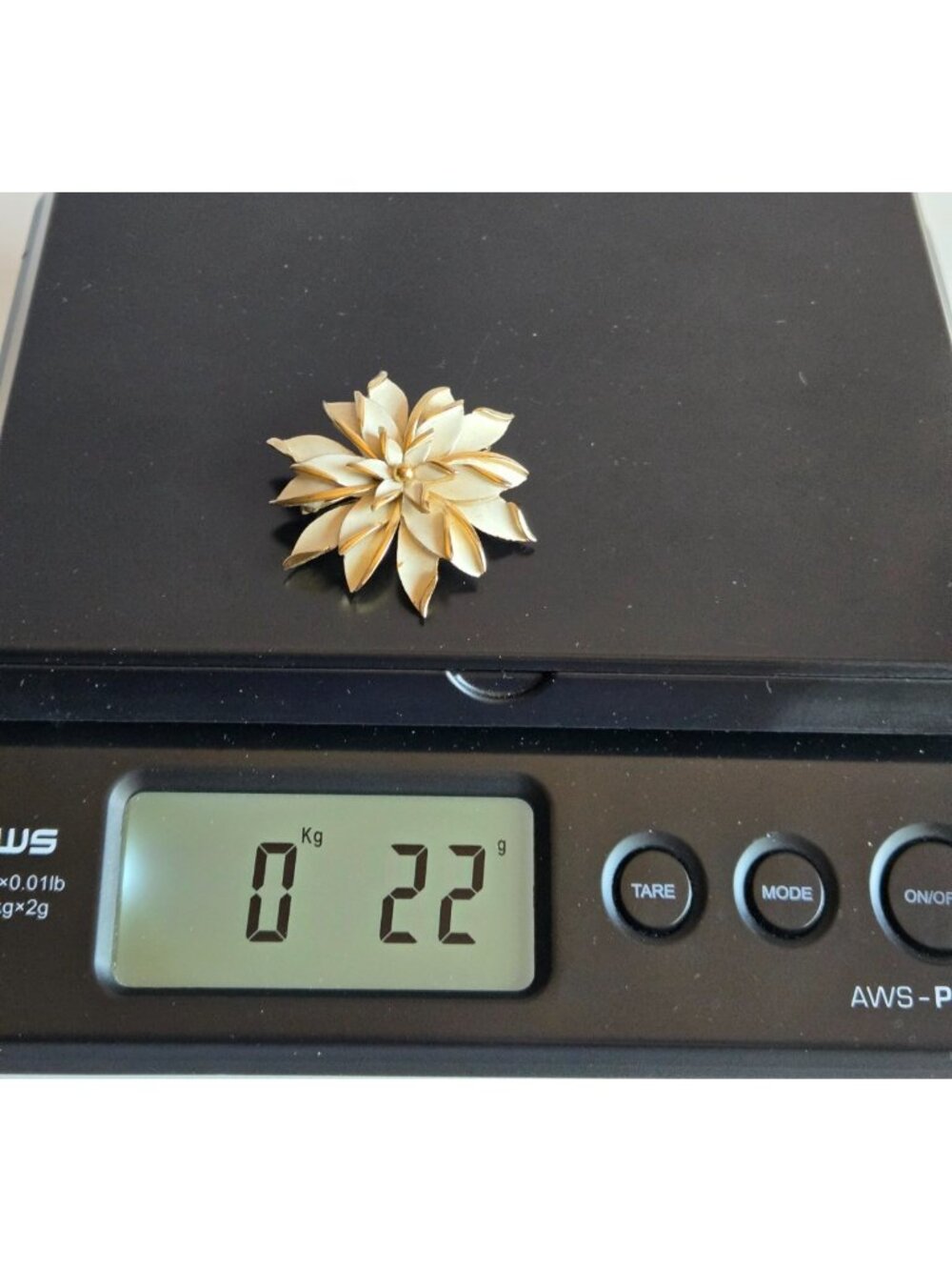 Signed Trifari White Enamel Flower Pin Brooch Gold Tone 22 grams - Picture 8 of 8
